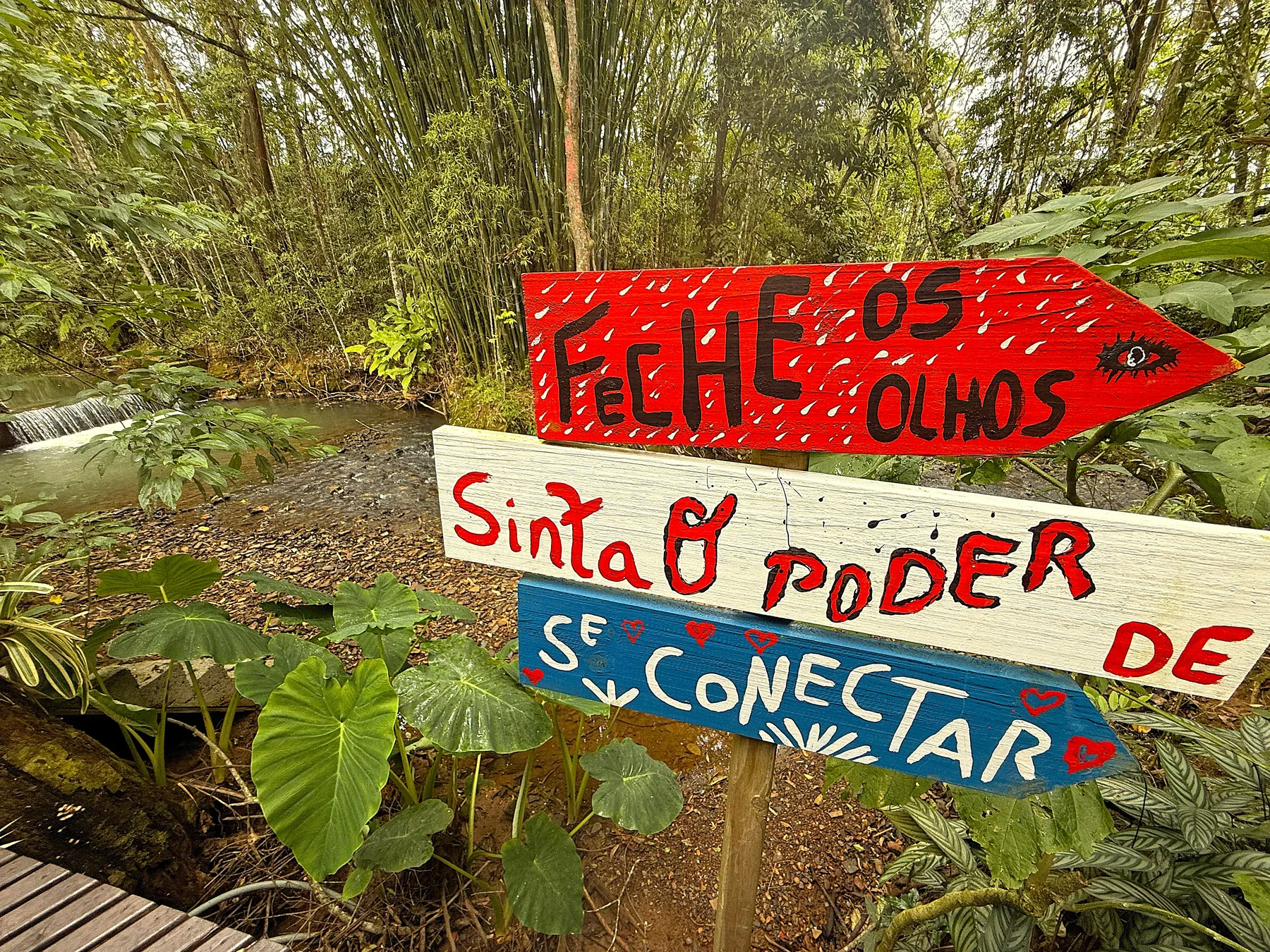 Rio e placa Atelier Soll Artes junto à natureza